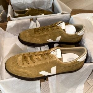 NWT US 10 Veja Mens Volley O.t. Leather Sneakers